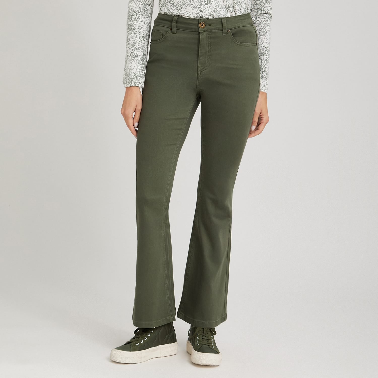 Jeans Flare un Botón Verde